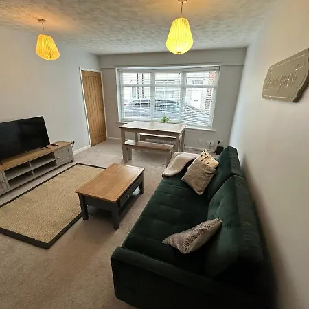 Cosy, 2 Bedroom In Town Centre *