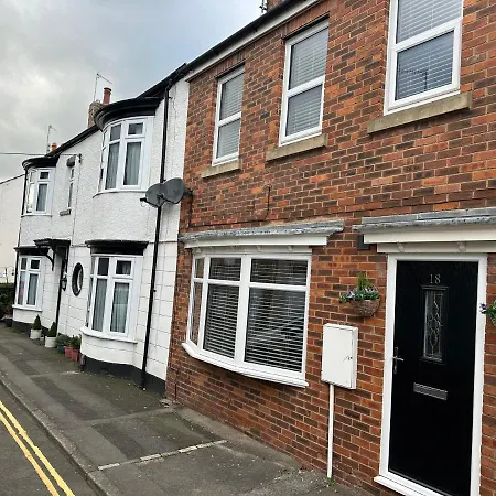Cosy, 2 Bedroom In Town Centre *
